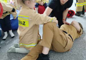 Wycieczka do sali edukacyjnej "OGNIK" Komendy Miejskiej Państwowej Straży Pożarnej w Koninie- gr. XII