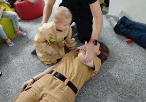 Wycieczka do sali edukacyjnej "OGNIK" Komendy Miejskiej Państwowej Straży Pożarnej w Koninie- gr. XII