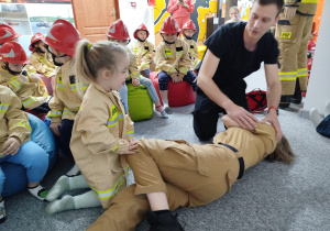Wycieczka do sali edukacyjnej "OGNIK" Komendy Miejskiej Państwowej Straży Pożarnej w Koninie- gr. XII