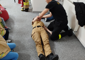 Wycieczka do sali edukacyjnej "OGNIK" Komendy Miejskiej Państwowej Straży Pożarnej w Koninie- gr. XII