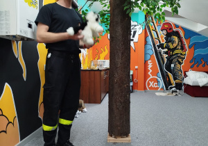 Wycieczka do sali edukacyjnej "OGNIK" Komendy Miejskiej Państwowej Straży Pożarnej w Koninie- gr. XII