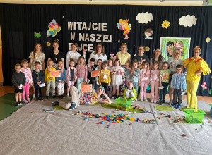 "Rodzice - dzieciom" czyli bajkowy Dzień Dziecka w grupie V