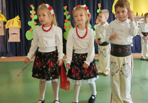 CZYTANIE ZBLIŻA – rodzinne spotkanie pełne wzruszeń i radości w grupie III