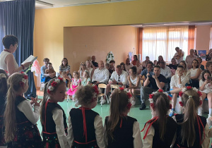 CZYTANIE ZBLIŻA – rodzinne spotkanie pełne wzruszeń i radości w grupie III