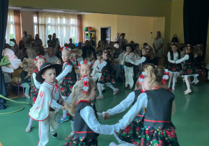 CZYTANIE ZBLIŻA – rodzinne spotkanie pełne wzruszeń i radości w grupie III