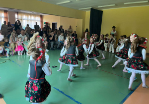 CZYTANIE ZBLIŻA – rodzinne spotkanie pełne wzruszeń i radości w grupie III