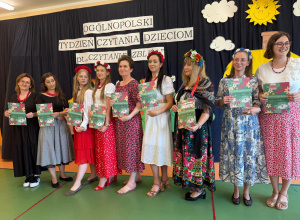 Czytanie zbliża – i to dosłownie! Biały konik świętuje Ogólnopolski Tydzień Czytania!