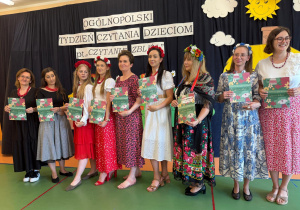 Czytanie zbliża – i to dosłownie! Biały konik świętuje Ogólnopolski Tydzień Czytania!