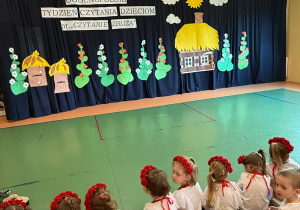 Czytanie zbliża – i to dosłownie! Biały konik świętuje Ogólnopolski Tydzień Czytania!