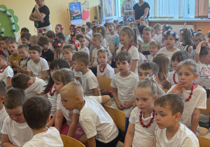 Czytanie zbliża – i to dosłownie! Biały konik świętuje Ogólnopolski Tydzień Czytania!