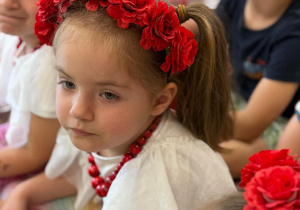 Czytanie zbliża – i to dosłownie! Biały konik świętuje Ogólnopolski Tydzień Czytania!