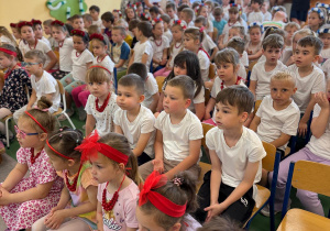 Czytanie zbliża – i to dosłownie! Biały konik świętuje Ogólnopolski Tydzień Czytania!