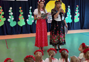 Czytanie zbliża – i to dosłownie! Biały konik świętuje Ogólnopolski Tydzień Czytania!