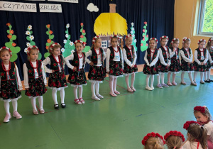 Czytanie zbliża – i to dosłownie! Biały konik świętuje Ogólnopolski Tydzień Czytania!