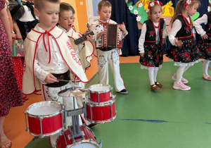 Czytanie zbliża – i to dosłownie! Biały konik świętuje Ogólnopolski Tydzień Czytania!