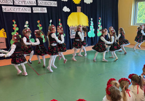 Czytanie zbliża – i to dosłownie! Biały konik świętuje Ogólnopolski Tydzień Czytania!