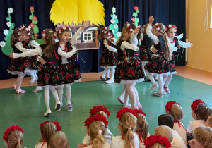 Czytanie zbliża – i to dosłownie! Biały konik świętuje Ogólnopolski Tydzień Czytania!