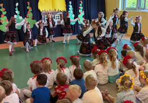 Czytanie zbliża – i to dosłownie! Biały konik świętuje Ogólnopolski Tydzień Czytania!