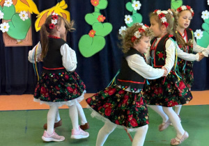Czytanie zbliża – i to dosłownie! Biały konik świętuje Ogólnopolski Tydzień Czytania!