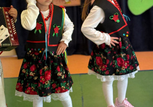 Czytanie zbliża – i to dosłownie! Biały konik świętuje Ogólnopolski Tydzień Czytania!