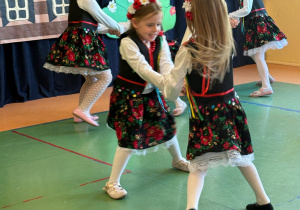 Czytanie zbliża – i to dosłownie! Biały konik świętuje Ogólnopolski Tydzień Czytania!