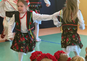 Czytanie zbliża – i to dosłownie! Biały konik świętuje Ogólnopolski Tydzień Czytania!