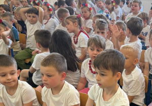 Czytanie zbliża – i to dosłownie! Biały konik świętuje Ogólnopolski Tydzień Czytania!