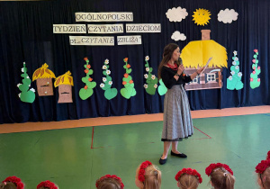 Czytanie zbliża – i to dosłownie! Biały konik świętuje Ogólnopolski Tydzień Czytania!