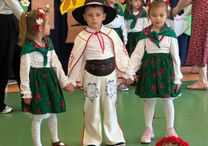 Czytanie zbliża – i to dosłownie! Biały konik świętuje Ogólnopolski Tydzień Czytania!