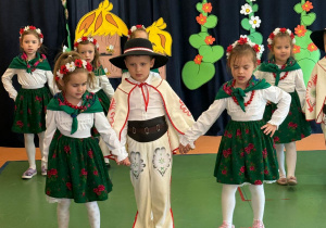 Czytanie zbliża – i to dosłownie! Biały konik świętuje Ogólnopolski Tydzień Czytania!