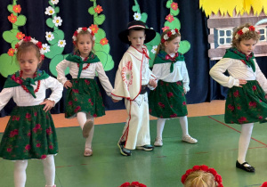 Czytanie zbliża – i to dosłownie! Biały konik świętuje Ogólnopolski Tydzień Czytania!