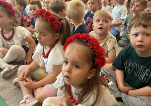 Czytanie zbliża – i to dosłownie! Biały konik świętuje Ogólnopolski Tydzień Czytania!