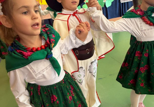 Czytanie zbliża – i to dosłownie! Biały konik świętuje Ogólnopolski Tydzień Czytania!