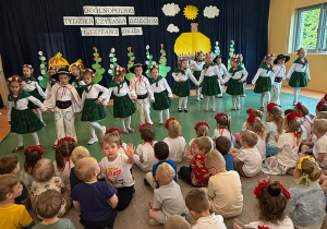 Czytanie zbliża – i to dosłownie! Biały konik świętuje Ogólnopolski Tydzień Czytania!