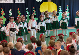 Czytanie zbliża – i to dosłownie! Biały konik świętuje Ogólnopolski Tydzień Czytania!