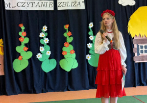 Czytanie zbliża – i to dosłownie! Biały konik świętuje Ogólnopolski Tydzień Czytania!