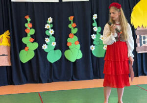 Czytanie zbliża – i to dosłownie! Biały konik świętuje Ogólnopolski Tydzień Czytania!