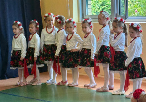 Czytanie zbliża – i to dosłownie! Biały konik świętuje Ogólnopolski Tydzień Czytania!