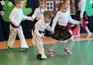 Czytanie zbliża – i to dosłownie! Biały konik świętuje Ogólnopolski Tydzień Czytania!