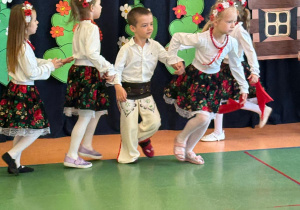 Czytanie zbliża – i to dosłownie! Biały konik świętuje Ogólnopolski Tydzień Czytania!