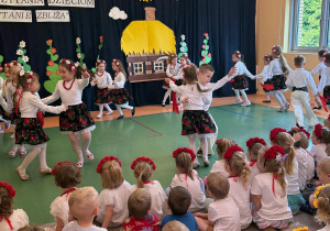 Czytanie zbliża – i to dosłownie! Biały konik świętuje Ogólnopolski Tydzień Czytania!