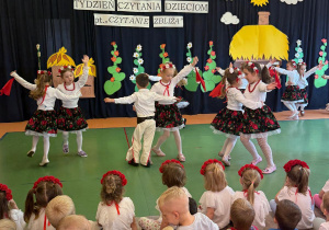 Czytanie zbliża – i to dosłownie! Biały konik świętuje Ogólnopolski Tydzień Czytania!