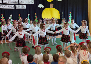 Czytanie zbliża – i to dosłownie! Biały konik świętuje Ogólnopolski Tydzień Czytania!