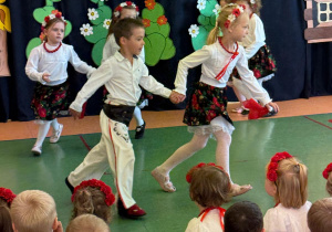 Czytanie zbliża – i to dosłownie! Biały konik świętuje Ogólnopolski Tydzień Czytania!