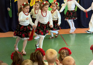 Czytanie zbliża – i to dosłownie! Biały konik świętuje Ogólnopolski Tydzień Czytania!