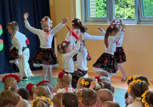 Czytanie zbliża – i to dosłownie! Biały konik świętuje Ogólnopolski Tydzień Czytania!