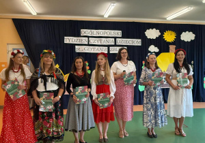 Czytanie zbliża – i to dosłownie! Biały konik świętuje Ogólnopolski Tydzień Czytania!
