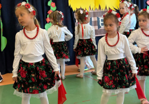 Czytanie zbliża – i to dosłownie! Biały konik świętuje Ogólnopolski Tydzień Czytania!