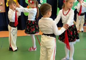 Czytanie zbliża – i to dosłownie! Biały konik świętuje Ogólnopolski Tydzień Czytania!