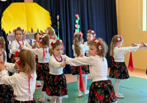 Czytanie zbliża – i to dosłownie! Biały konik świętuje Ogólnopolski Tydzień Czytania!